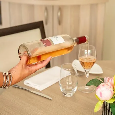 Appart hôtel The Originals Résidence, Les Strélitzias 4*