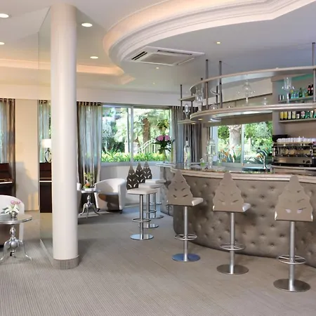 Appart hôtel The Originals Résidence, Les Strélitzias 4*