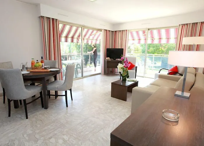 Aparthotel The Originals Residence, Les Strelitzias