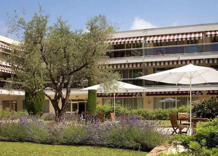 Aparthotel The Originals Residence, Les Strelitzias 4*