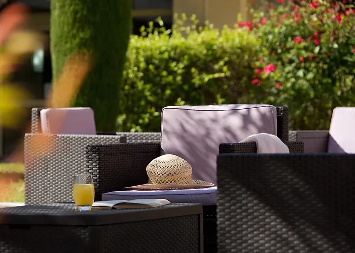 Aparthotel The Originals Residence, Les Strelitzias