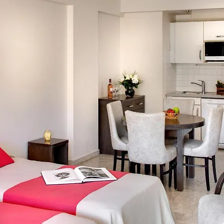 Апарт-отель The Originals Residence, Les Strelitzias Жуан-ле-Пен