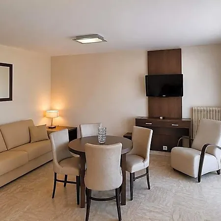 Hotel apartamentowy The Originals Residence, Les Strelitzias 4*