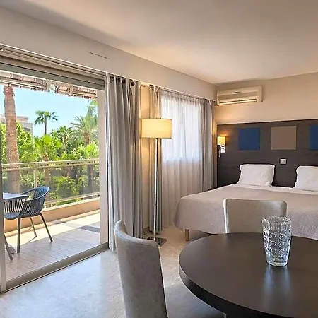 Hotel apartamentowy The Originals Residence, Les Strelitzias 4*