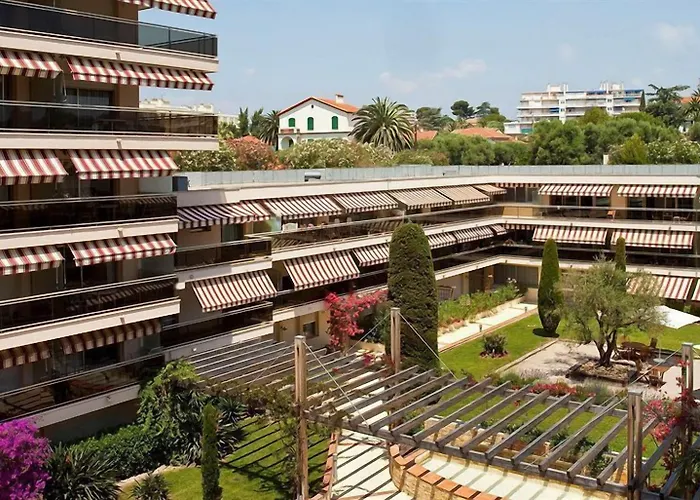 Апарт-отель The Originals Residence, Les Strelitzias Жуан-ле-Пен